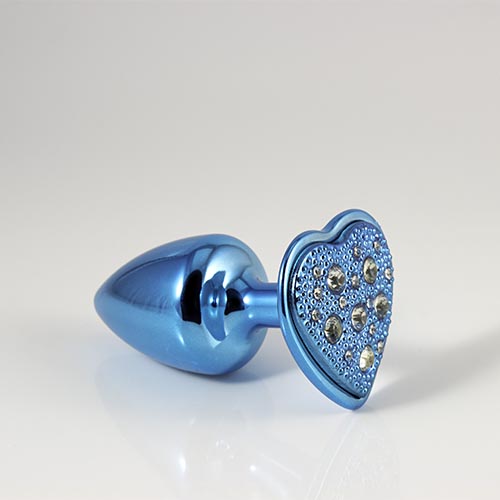 Plug azul com pedra de coração cravejada em strass